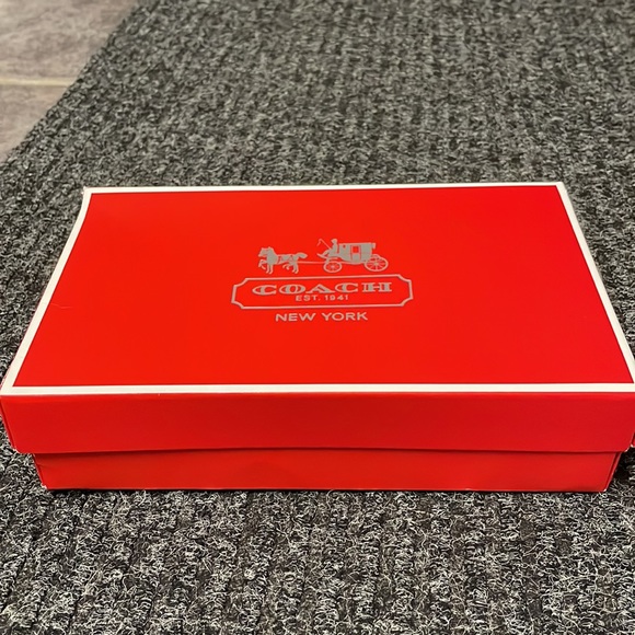 Coach wristlet with original box and fabric cleaner - Picture 2 of 11